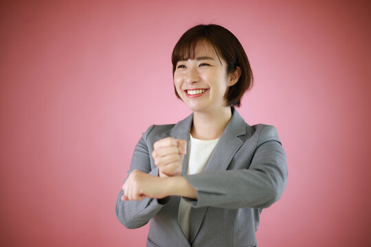 手話を話す女性「お疲れ様」