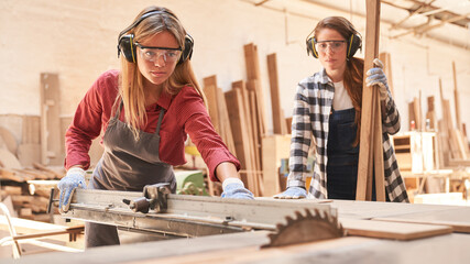 Women as carpenter apprentices at the circular saw