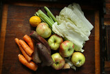 Fototapeta  - sok  warzywny, sok warzywno owocowy, zdrowe soki, zdrowy czerwony sok, sok z burakiem, zdrowie, sok w dzbanku, szklany dzbanek, zdrowie, dieta, detoks, warzywa, zielenina, wiosna, napoje, jedzenie,