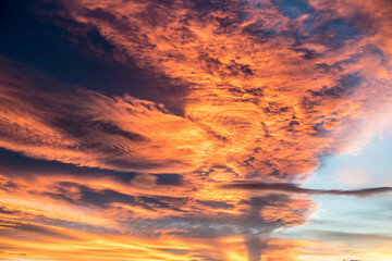 Wall Mural - Reddish clouds in a spectacular sunset