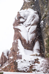 Le Lion d'Auguste Bartholdi sous la neige, au pied de la citadelle de Belfort (Territoire de Belfort, Franche-Comté)