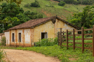 Casario abandonado, usado antigamente como parada de trens da Estrada de Ferro Leopoldina, em Guarani, estado de Minas Gerais, Brasil