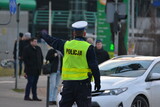 Policjanci ruchu drogowego w mieście na patrolu ze swoimi pojazdami. 