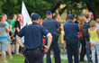 © FotoDax - Policjant dzielnicowy na patrolu w mieście.