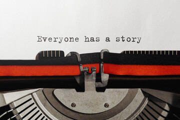 Aufkleber - Text Everyone has a story typed on retro typewriter