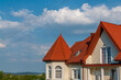 Dom jednorodzinny z czerwonym dachem na tle niebieskiego nieba, Małogoszcz, Polska