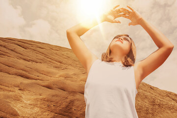 Picture of an Asian woman looking up And stand against the hot sun With a mood. of frustration Focus on face