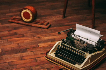 Fototapete - typewriter retro style nostalgia journalist technology technology wood background