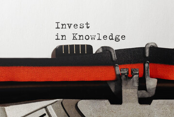 Aufkleber - Text Invest in Knowledge typed on retro typewriter