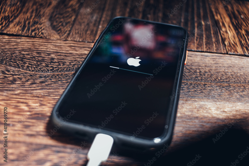 iPhoneをアップデート中。iOS最新版へ更新中画面のAppleロゴとプログレスバー。2021年3月撮影/日本