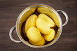 ziemniaki surowe w garnku