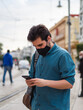 © David Martínez - Hombre joven usando su movil con mascarilla
