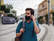© David Martínez - Hombre joven usando su movil con mascarilla