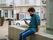 © David Martínez - Hombre joven usando su movil con mascarilla