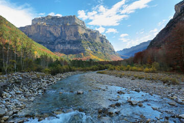 Canvas Print - Autumn scene in Ordesa and Monte Perdido National Park, Spain