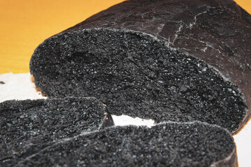 Cut into pieces of black bread with the addition of activated carbon.