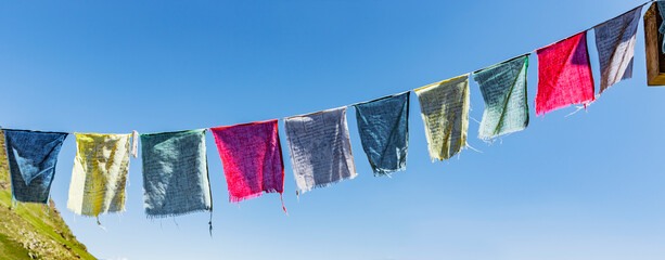 Wall Mural - Bunte Gebetsfahnen vor Blauem Himmel