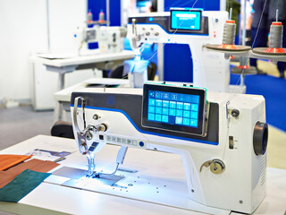 Industrial sewing machine for medium fabrics