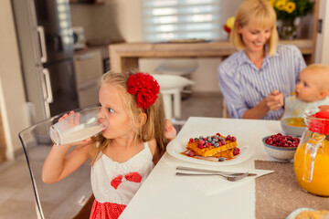 Canvas Print - Mother having breakfast with her children