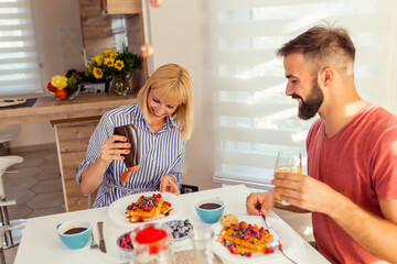 Canvas Print - Couple eating breakfast together