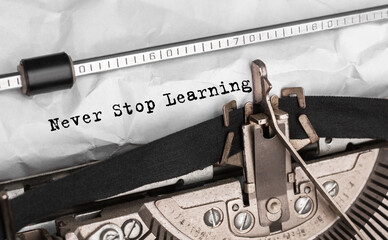 Aufkleber - Text Never Stop Learning typed on retro typewriter