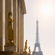 © Alex Holland/Westend61 - France, Ile-de-France, Paris, Golden statues of Palais de Chaillot with Eiffel Tower in background