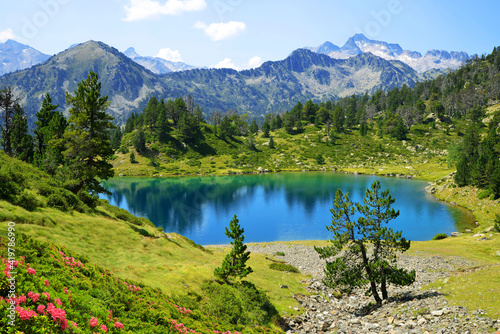 Plakat Pireneje  piekny-krajobraz-gorski-w-narodowym-rezerwacie-przyrody-neouvielle-lac-de-bastan-inferieur-francuskie-pireneje
