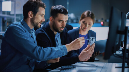 Aufkleber - Industry 4.0 Modern Factory: Team of Innovative Industrial Engineers Use Computer and 3D Printer to Build Complex Component. Group of Scientists Use High-Tech Machinery for Futuristic Design