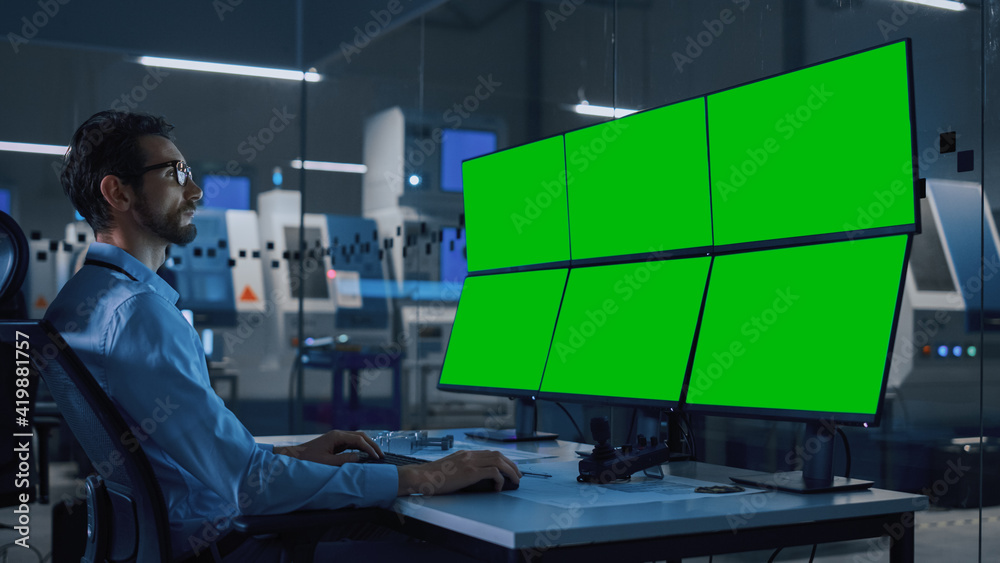 Foto Industry 4.0 Modern Factory: Security Operator Controls Proper ...