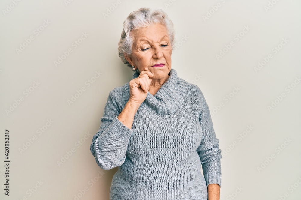 Senior grey-haired woman wearing casual clothes thinking concentrated about doubt with finger on chin and looking up wondering - obrazy, fototapety, plakaty 