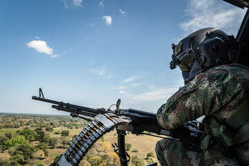 Soldado de Colombia sobrevolando en helicotero 