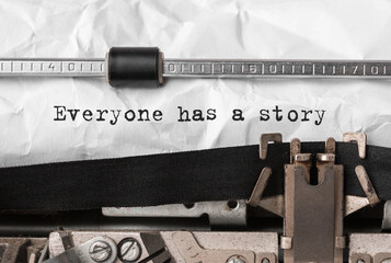 Aufkleber - Text Everyone has a story typed on retro typewriter