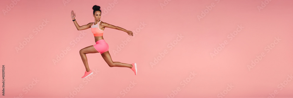 Woman working out on panoramic background - obrazy, fototapety, plakaty 