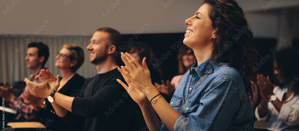 Business professionals applauding at a seminar - obrazy, fototapety, plakaty 