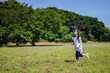 © maroke - 外で走り回る小さな女の子