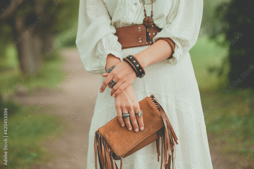 Brown handbag in the hands of a woman - obrazy, fototapety, plakaty 