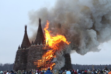 Wall Mural - Russian Maslenitsa. Celebration of Maslenitsa 2021. Traditional national holiday, folk game in Nikola-Lenivets, Kaluga region, Russia. Russian landmark. Burning wooden castle. Fire, performance, event