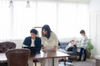 © arc image gallery - テレワークをする両親とリビングで過ごす子供たち