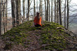 Kobieta w lesie siedzi na mchu