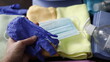 Pandemia maseczka na kolorowych ściereczkach do dezynfekcji