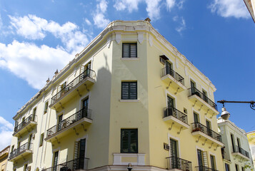 Poster - Immeuble jaune à la Havane, Cuba