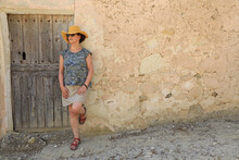 Mujer Con Sombrero Turista Delante De La Fachada De La Puerta De Una Casa Vieja Almería Molino De Rio Aguas 4M0A0011-as21