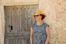 Mujer Con Sombrero Turista Delante De La Fachada De La Puerta De Una Casa Vieja Almería Molino De Rio Aguas 4M0A0013-as21