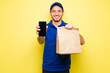 © AntonioDiaz - Happy man smiling while making a food delivery