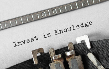 Aufkleber - Text Invest in Knowledge typed on retro typewriter
