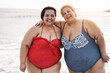 © DisobeyArt - Portrait of young curvy women having fun on the beach during summer vacation - Focus on faces