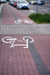Markierung auf einem Fahrradweg in zwei Richtungen am Hafen von Swinemünde in Polen
