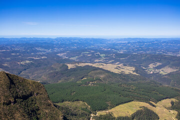 Poster - Paisagem aérea com horizonte e área rural em Santa Catarina, Brasil.