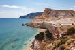 Der Strand von Kastanas auf Milos bietet kristallklares Wasser und farbenprächtige Felsen