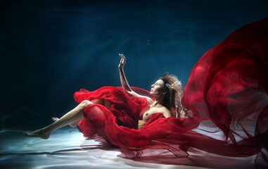 Photoshoot of a young girl underwater